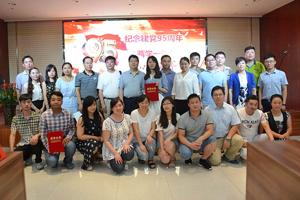 1467786446138136.jpg 04與會領(lǐng)導(dǎo)為參賽隊頒獎留念.jpg