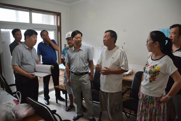 調整大小 3、姚董事長認真查看監(jiān)理制度，并仔細詢問了項目的進展情況.JPG