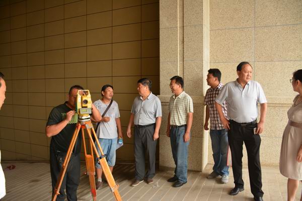 調整大小 10、在方誠棕櫚泉實測工地，聽取項目進度、安全生產等方面工作的匯報.JPG