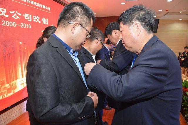 1475983836101599.jpg 董事長授章.jpg