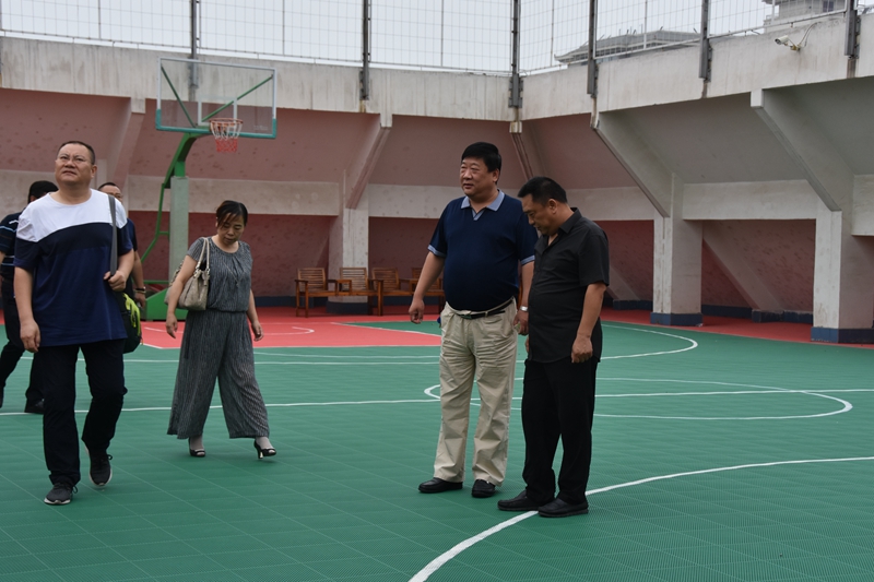 7-公司總經(jīng)理曹紅普帶領晉城市規(guī)劃設計研究院院長秦軍一行參觀樓頂運動場.jpg