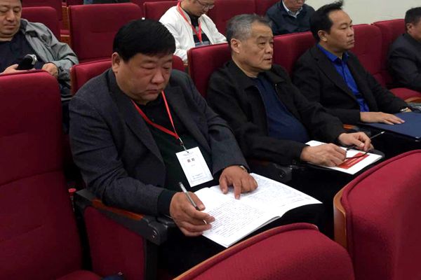 2. 公司副董事長、總經(jīng)理曹紅普認(rèn)真聽取勘察設(shè)計(jì)行業(yè)相關(guān)報(bào)告_副本.jpg