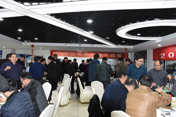 1518580585887530.jpg 11.酬謝晚宴現(xiàn)場氣氛歡快.jpg