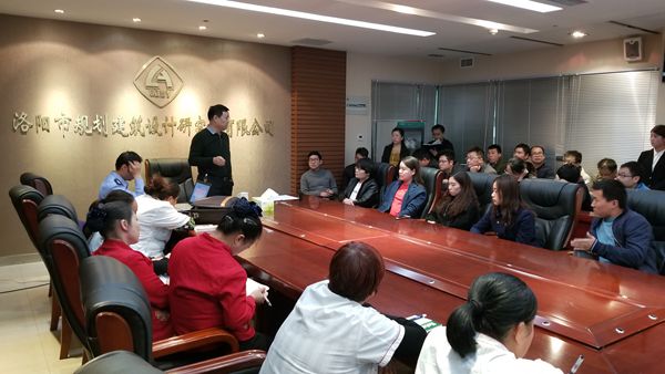 1541638525956596.jpg 1.公司行政事務(wù)管理中心主任閻杰介紹公司辦公樓消防設(shè)施和消防組織結(jié)構(gòu).jpg