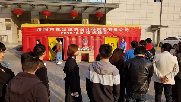 1541638598854180.jpg 4.在專業(yè)消防人員的指導(dǎo)下,參培人員有序穿越消防安全逃生模擬通道.jpg